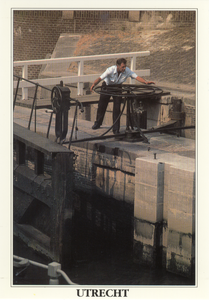 601996 Afbeelding van sluiswachter Albert Visser, draaiend aan een wiel bij de Weerdsluis in de Vecht te Utrecht.